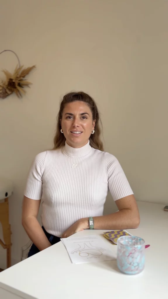 Romane sophrologue spécialisée dans la santé de la femme, sress, anxiété, gestion des émotions, cycles homonaux, fertilité et PMA, à Nice et Cagnes sur mer en séance d’accompagnement